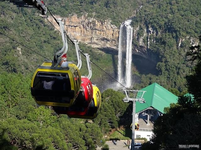 Bondinhos aéreos com vista panorâmica para a Cascata do Caracol em Canela